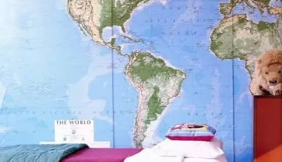 ઓરડામાં વિશ્વ નકશાના રૂપમાં વોલપેપર