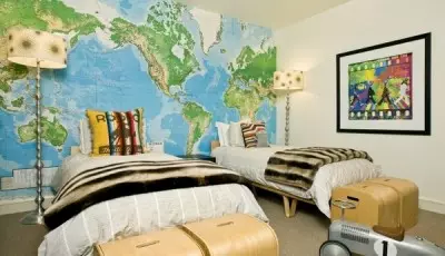 Háttérkép a világtérkép formájában a szobában