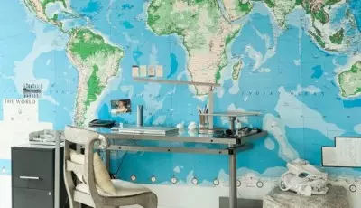 Otaqda bir dünya xəritəsi şəklində divar kağızı