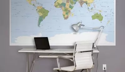 Tapeter i form av en världskarta i rummet