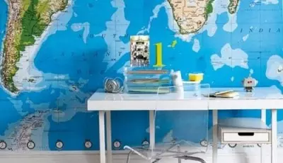 Fondo de pantalla en forma de mapa del mundo en la habitación.