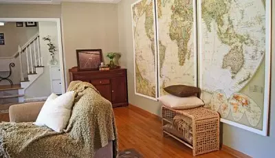 Papel de parede na forma de um mapa do mundo no quarto