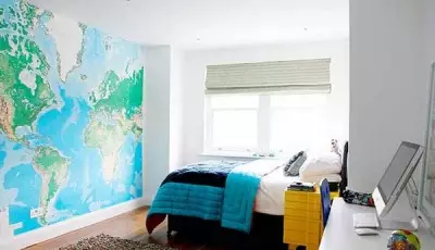 Baggrund i form af et verdenskort på værelset