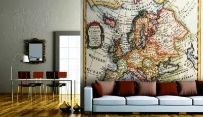 Fondo de pantalla en forma de mapa del mundo en la habitación.