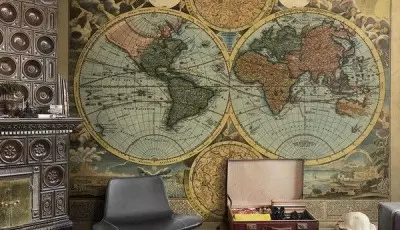 Baggrund i form af et verdenskort på værelset