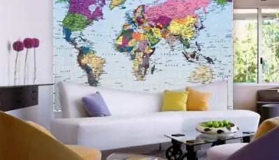 Wallpaper in de vorm van een wereldkaart in de kamer