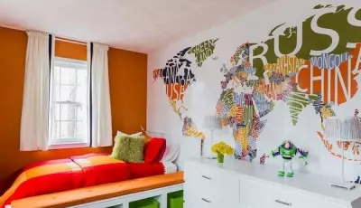 Letër-muri në formën e një hartë botërore në dhomë