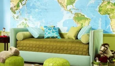Wallpaper sa anyo ng isang mapa ng mundo sa kuwarto