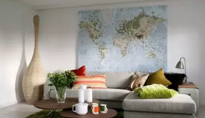Háttérkép a világtérkép formájában a szobában