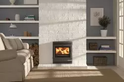 Gatavie dzīvojamās istabas dizaina idejas ar kamīnu un TV