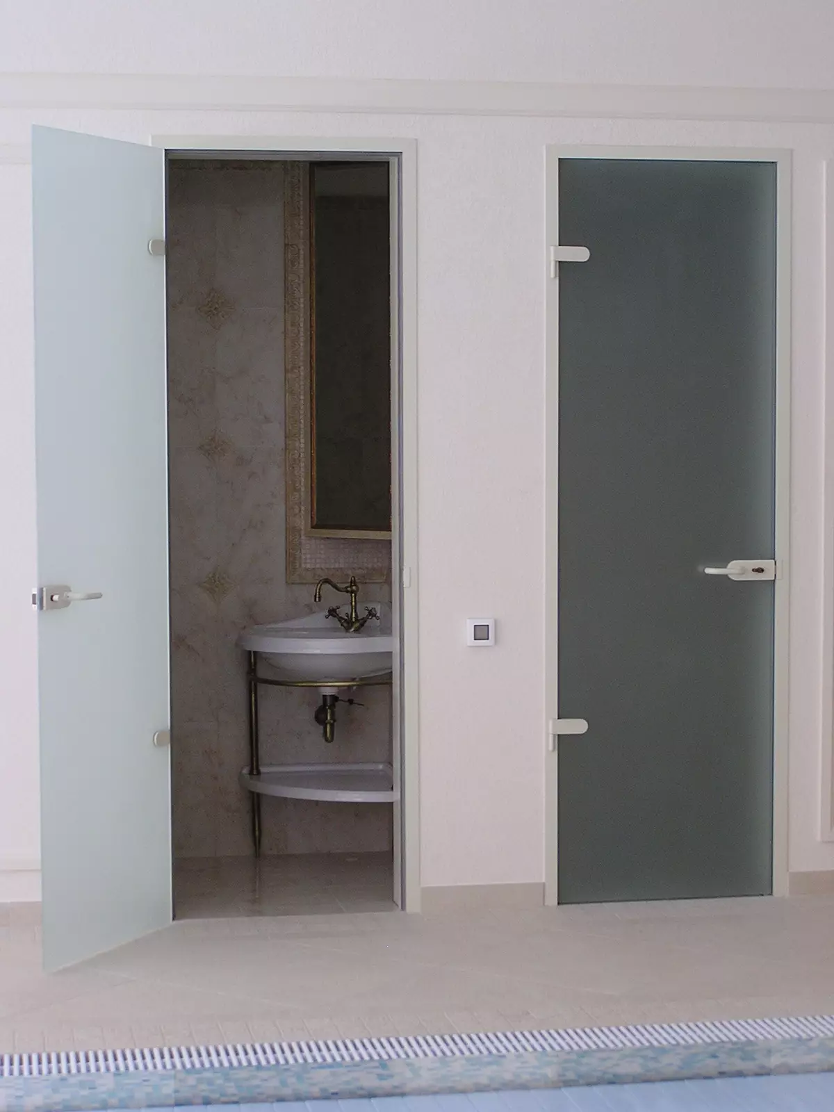 Egy üveg ajtó kiválasztása a fürdőszobába: hogyan kell a szexet tartani?