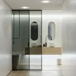 Избор на стъклена врата към банята: Как да запазим секса?