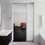 バスルームへのガラスの扉を選ぶ：セックスを維持する方法？