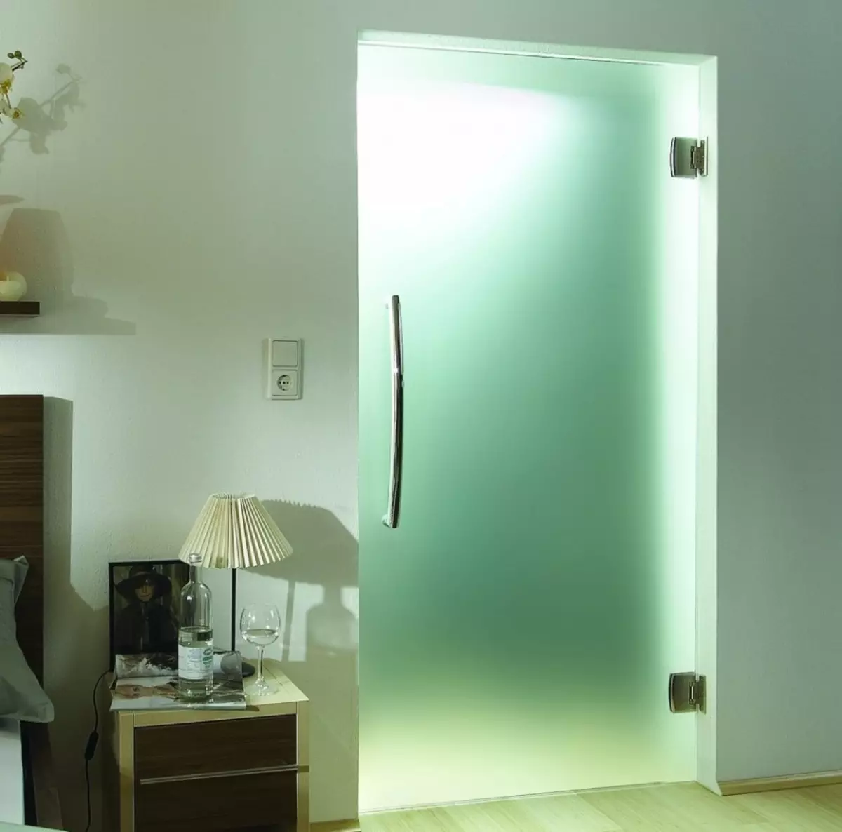 Стеклянные двери екатеринбург купить. Стеклянная дверь. Стеклянная дверь в ванную комнату. Стеклянные двери межкомнатные. Стеклянная матовая дверь в ванную.