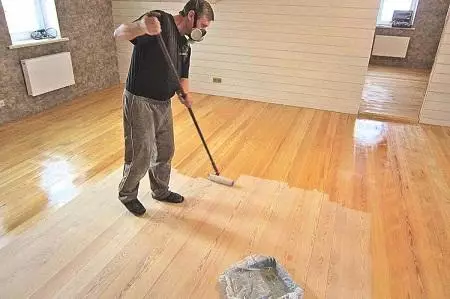 Bagaimana untuk menutup lantai kayu: Bagaimana untuk mengendalikan jantina, lilin dan salutan pinus, rawatan kayu