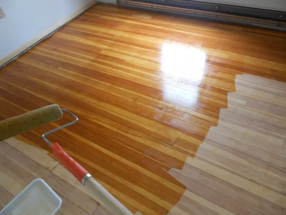 How to cover the wooden floor: how to handle a gender, wax and pine coating, wood treatment