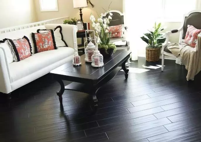 Čierna parketa: Dark Floor v interiéri, foto blondínky steny, v kuchyni laminát a spálňový dizajn, hnedý a biely nábytok