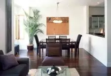 Fekete parketta: sötét padló a belső térben, fotó szőke falak, a konyhában laminált és hálószoba design, barna és fehér bútorok