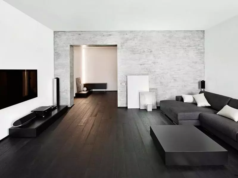 Must parkett: pimedas korrusel interjööris blond seinad, köögis laminaat ja magamistoas disain, pruun ja valge mööbel
