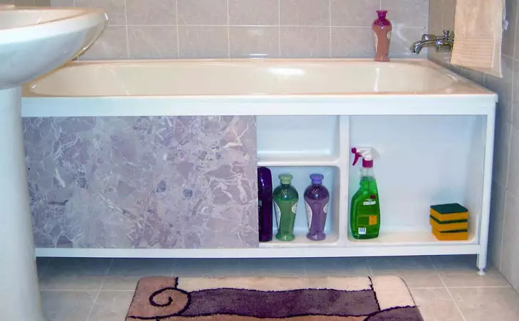 La pantalla debajo del baño es una solución elegante y efectiva.