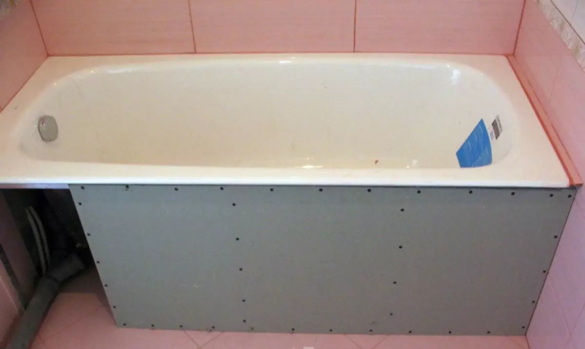 浴槽の下のスクリーンはスタイリッシュで効果的な解決策です。