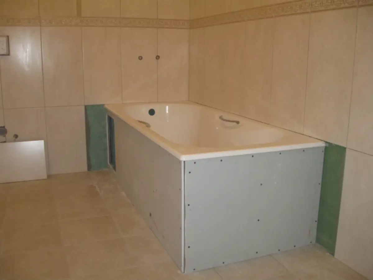 The screen under the bath is a stylish and effective solution.