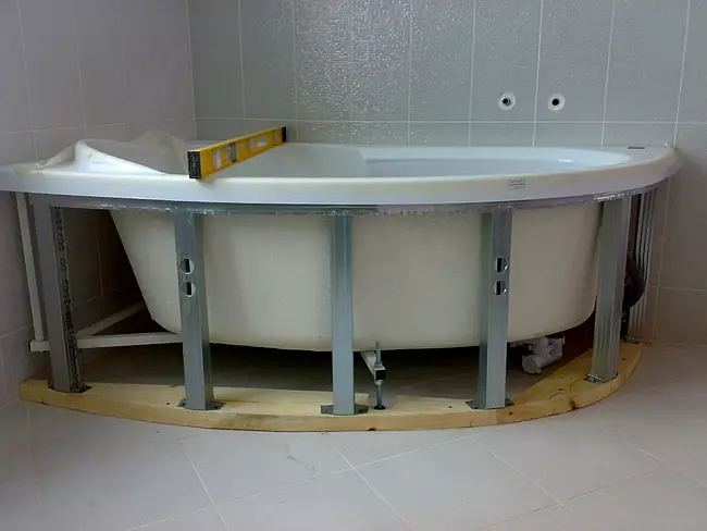 Екранот под бањата е стилско и ефикасно решение.