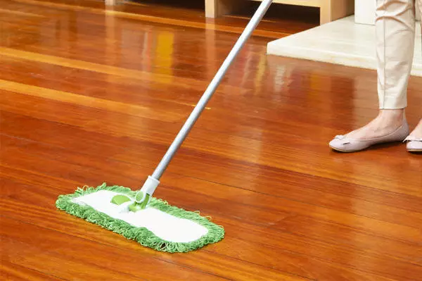 Comment laver le parquet: plancher à la maison, agent de nettoyage, comment nettoyer l'arbre naturel