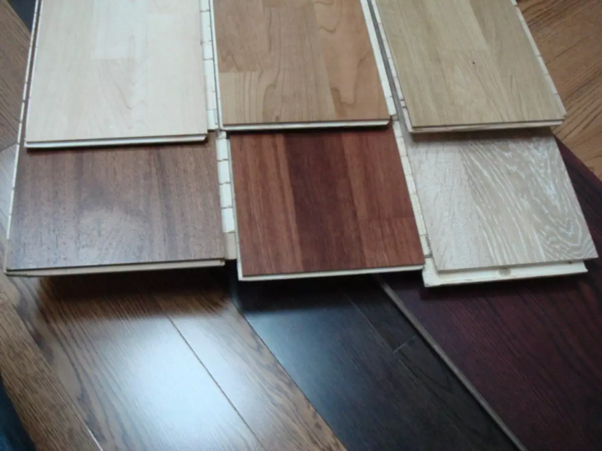 镶木地板或层压板：更好的层压此类性别，如何选择自然树，照片和比较