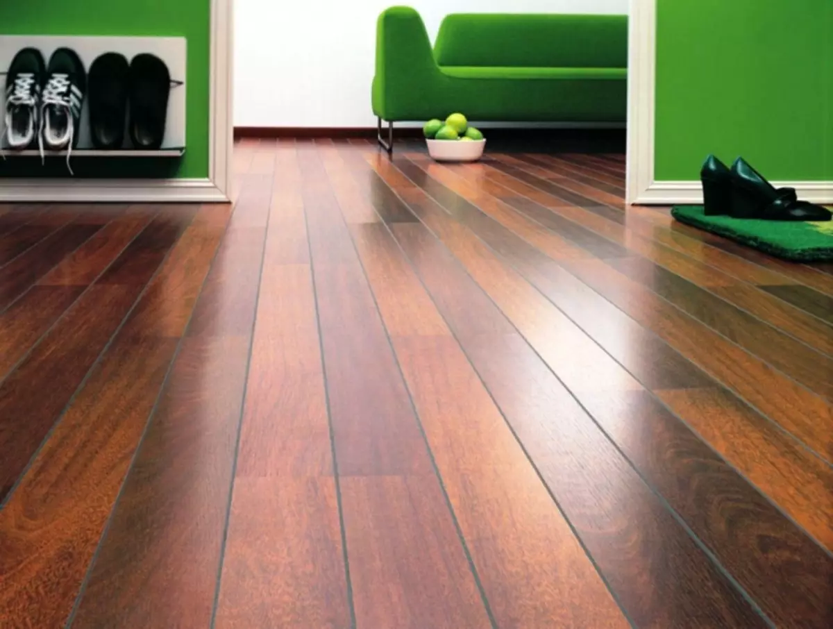 Parquet o laminato: meglio laminato tale sesso, come scegliere un albero naturale, una foto e il confronto