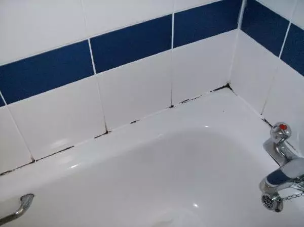 Як прибрати цвіль у ванній на герметику?