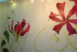 Gėlės ant sienos: gėlių piešimas su savo rankomis