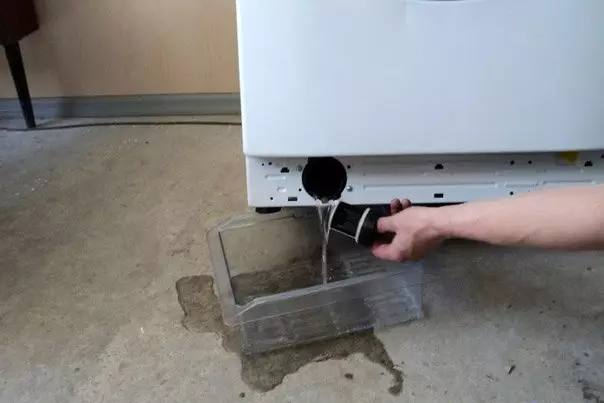 Por que a máquina de lavar roupa não drena a água e o que fazer?