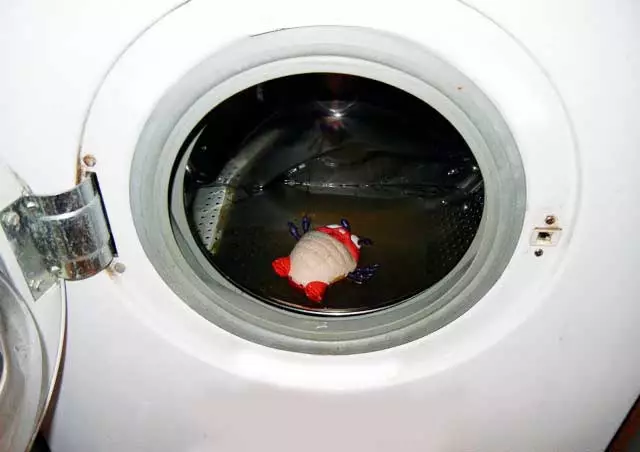 Por que a máquina de lavar roupa não drena a água e o que fazer?