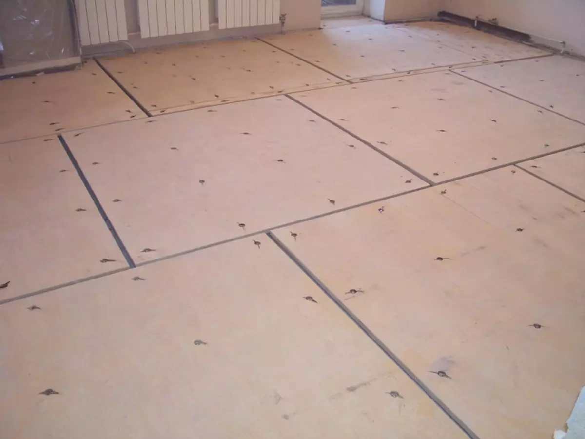 Hoe Linoleum te wandelen: op de juiste manier zingen met je eigen handen, betonnen vloer en video in het appartement, omdat het woord is geschreven