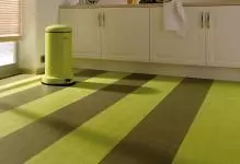 Hoe Linoleum te wandelen: op de juiste manier zingen met je eigen handen, betonnen vloer en video in het appartement, omdat het woord is geschreven