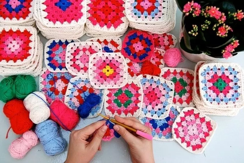 მოედანზე Crochet მოტივები