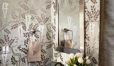 Wallpaper di bilik mandi: apa gam yang lebih baik