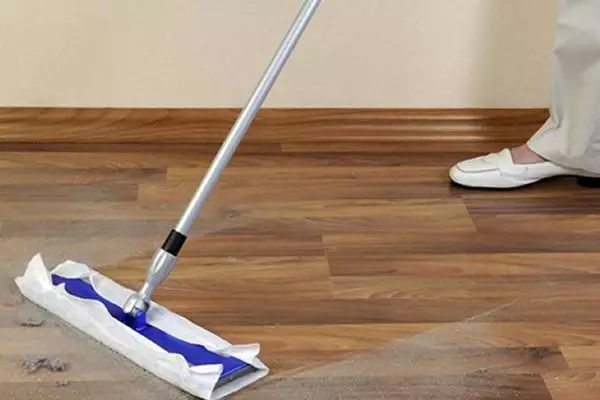 Qué lavar el linóleo: cómo actualizar en casa, cuidado del piso y el mejor alivio, limpieza y pulido, significa