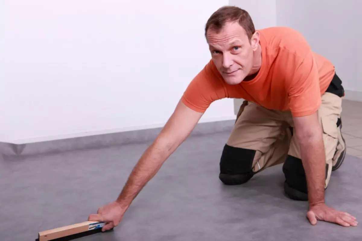 Mida pesta linoleum: Kuidas uuendada kodus, põrandahoolduses ja parimat leevendust, puhastamist ja poleerimist, vahendeid
