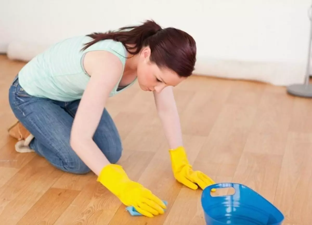 Mit kell mosni Linóleum: Hogyan kell frissíteni otthon, padlóburkolat és a legjobb megkönnyebbülés, tisztítás és polírozás, eszközök