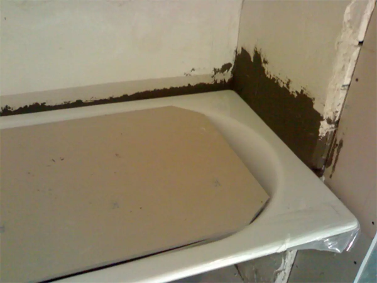 Цемент между стеной и ванной