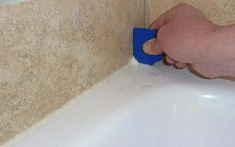 Bain d'étanchéité avec un mur