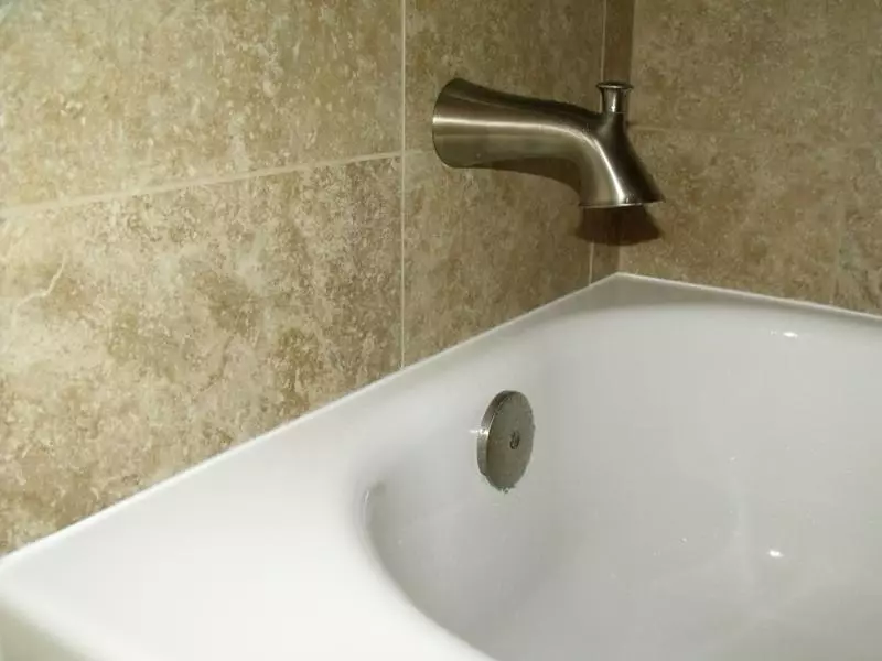 Bain d'étanchéité avec un mur