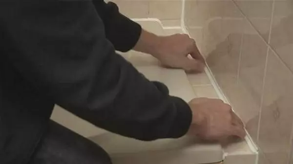 Bain d'étanchéité avec un mur