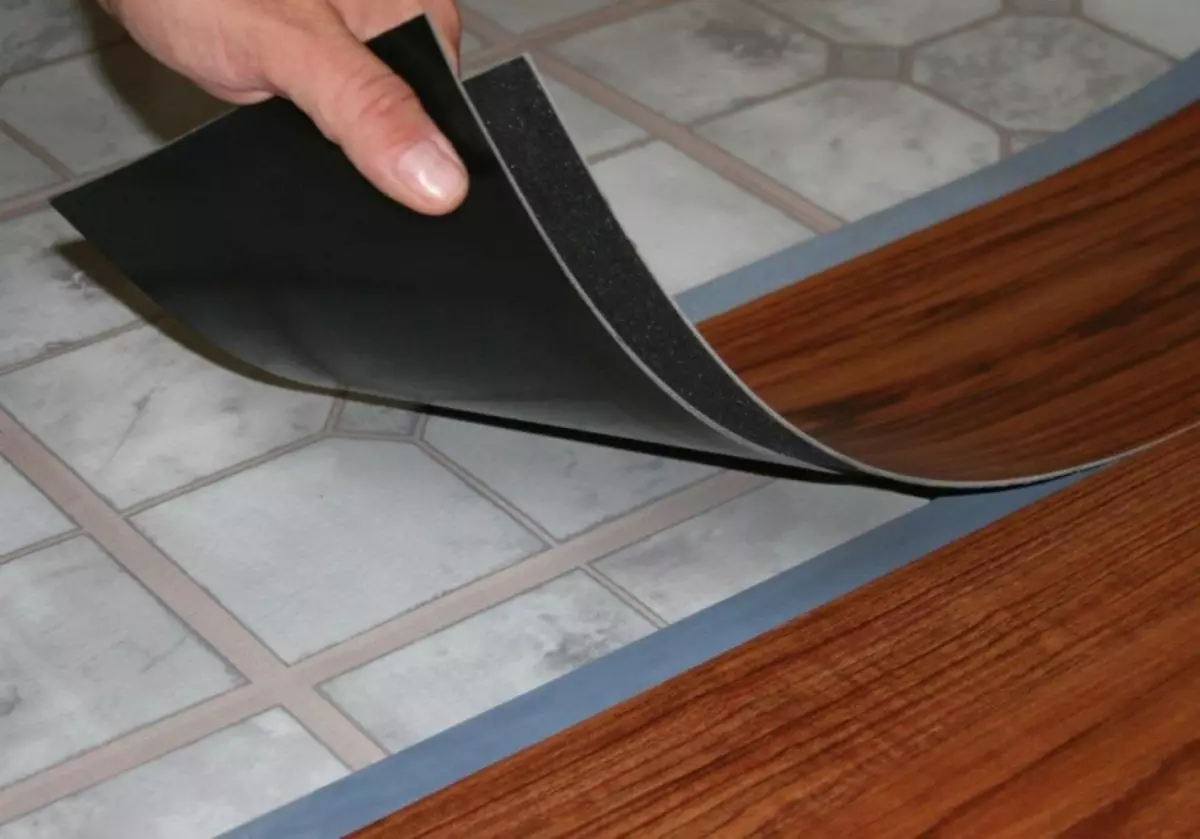 乙烯基地板较少数：亚油，自粘地板，橡胶板和评论是什么？