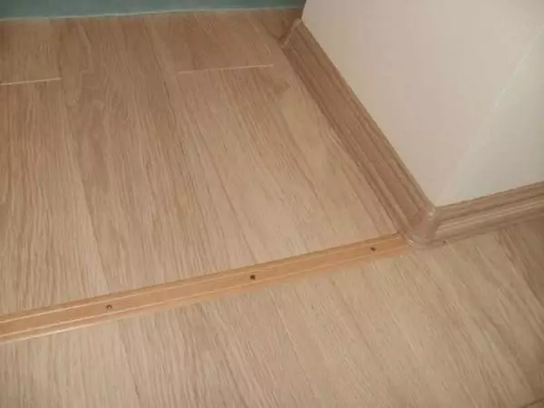 Linoleum Bellows: Kaip įdėti laminatas tarp kambarių, T-formos slenksčio grindų ir lanksčiojo profilio