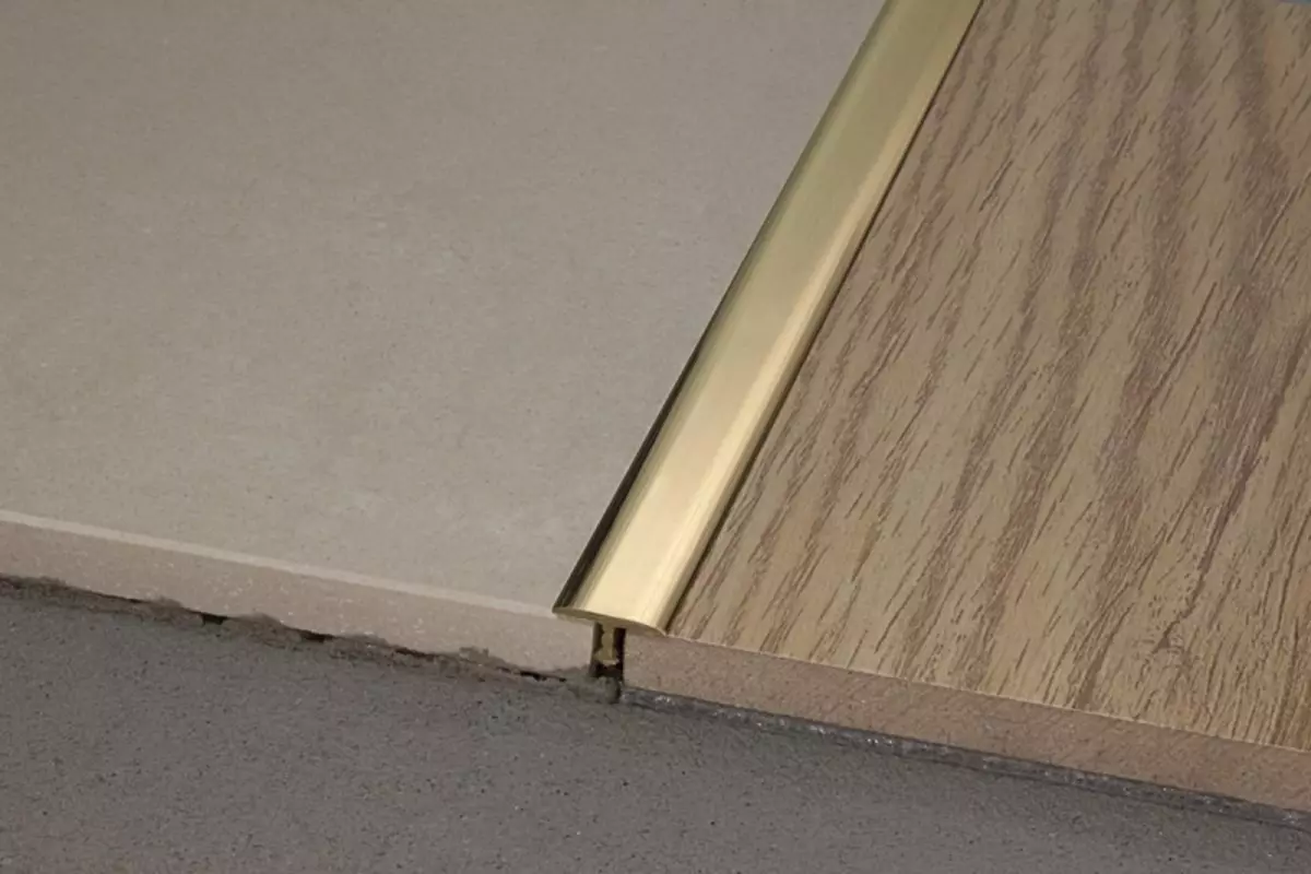 亞麻油盤管：如何在房間，地板的T形閾值之間停靠層壓材料和柔性型材
