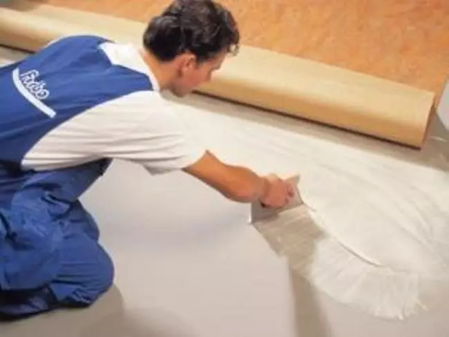 Лепило за линолеум: Как да лепим до дървения под, аксон за естествено, отколкото да се залепи PVC метал