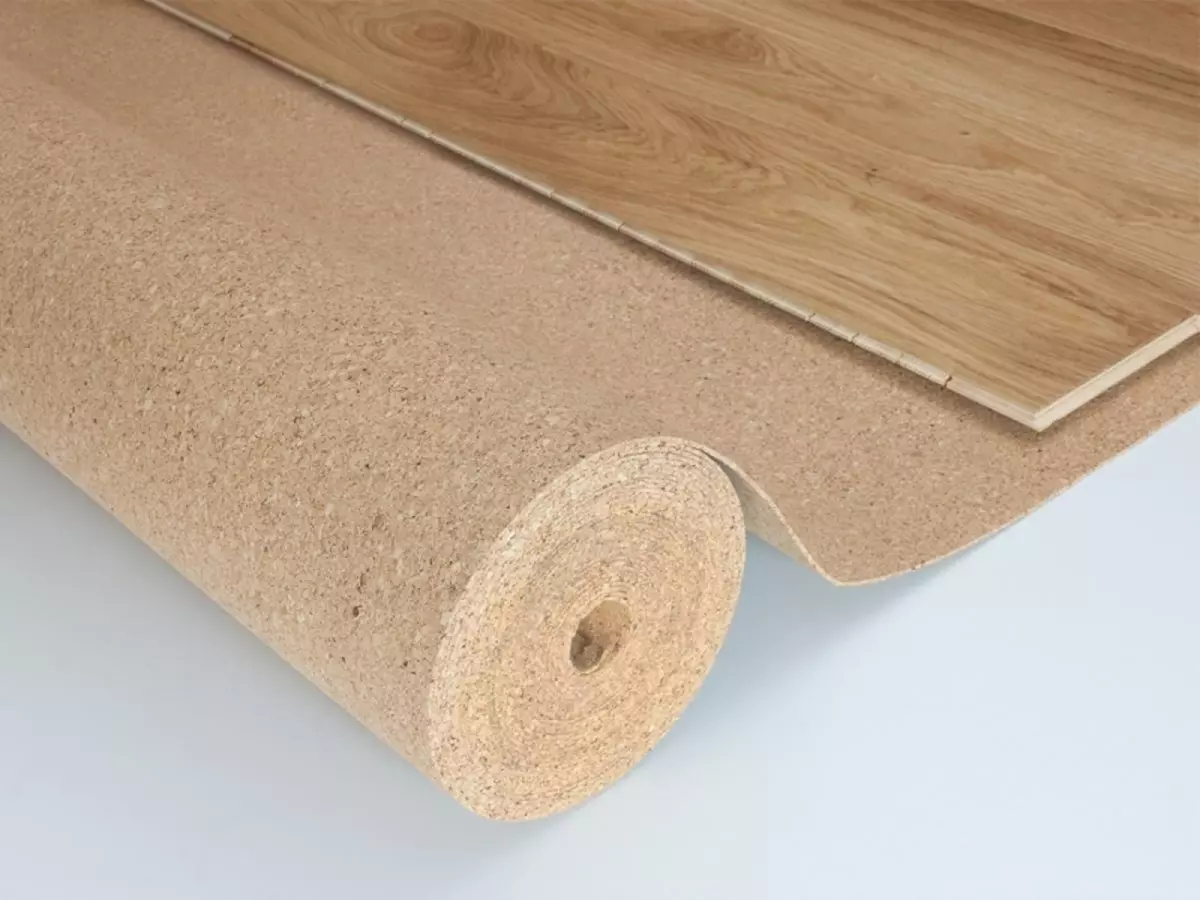 軟木基板：層壓板和評論，軟木瀝青和造型，如何固定襯裡到地板，塗層